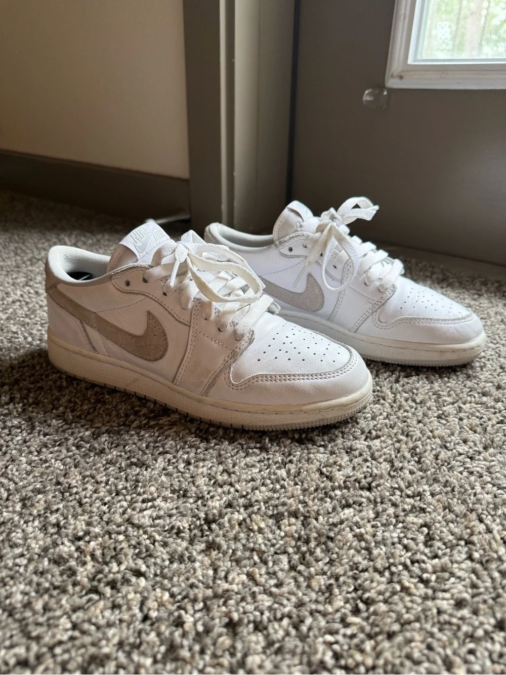 Nike Kids Low-Top Sneakers in White and Light Gray
